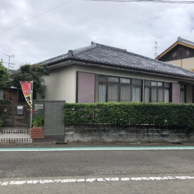 陽光溢れる住環境!住吉小学校区内の南西角地、4DK平屋住宅!全面道路は広めですので運転が苦手な方も安心して車庫入れ可能です!の画像